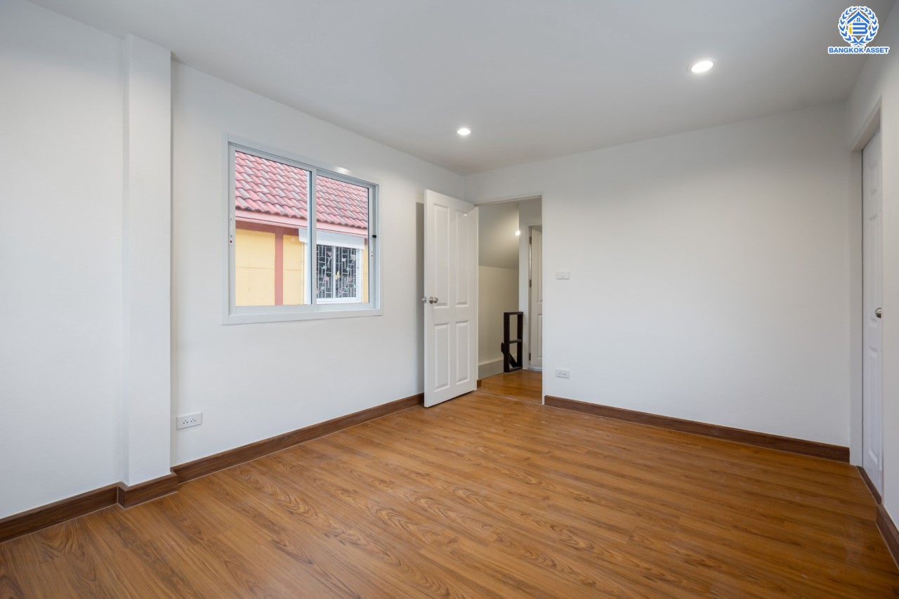 บ้านมือสองตกแต่งใหม่ ม.ลานทอง ติวานนท์-ปากเกร็ด เนื้อที่ 46 ตร.ว. ฟังก์ชัน 2 ห้องนอน 2 ห้องน้ำ จอดรถได้ 2 คัน บนทำเลทองเดินทางสะดวกติด ถ.ติวานนท์ ใกล้ห้าแยกปากเกร็ด เมืองทองธานี ทางด่วน, เซ็นทรัลแจ้งวัฒนะ และรถไฟฟ้าสายสีชมพู (สายอนาคต) "สถานีปากเกร็ด"